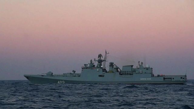 Ракетный крейсер "Москва" Черноморского флота во время учений в Черном море у побережья Крыма.
