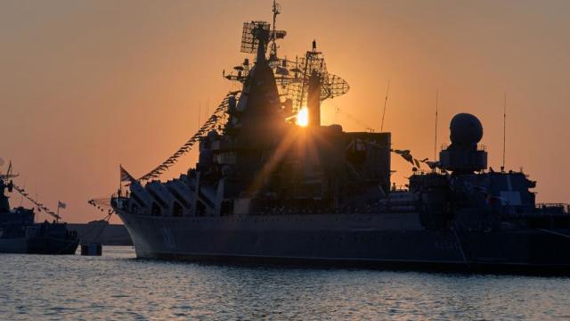 Ракетный крейсер «Москва» в бухте Севастополя