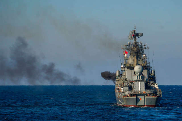 Ракетный крейсер "Москва" во время учений в Черном море, 2022 год