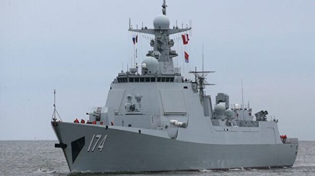 Ракетный эсминец "Хэфэй" из отряда боевых кораблей военно-морских сил Китая