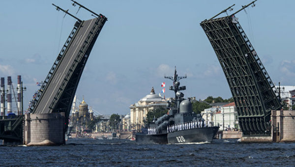 Ракетный катер Чувашия во время репетиции парада, посвященного Дню Военно-Морского Флота (ВМФ), в Санкт-Петербурге