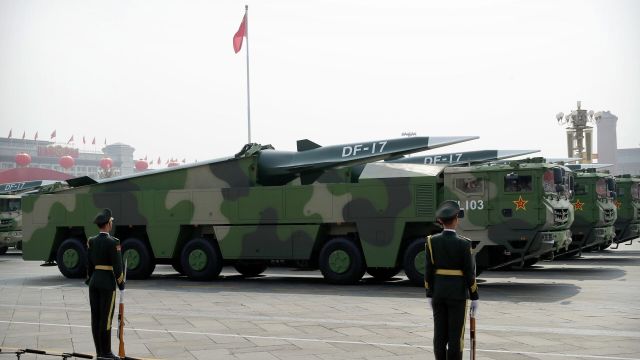 Ракеты DF-17 во время военного парада в Пекине, КНР