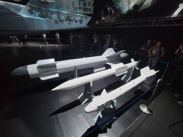 Ракеты Х-59МК, РВВ-СД и РВВ-МД, выставленные на презентации