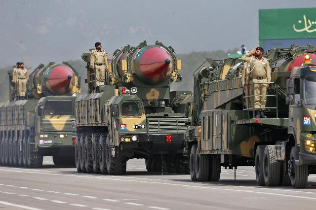 Ракеты Shaheen-III и Ghauri пакистанского производства, способные нести ядерные боеголовки, во время военного парада в Исламабаде