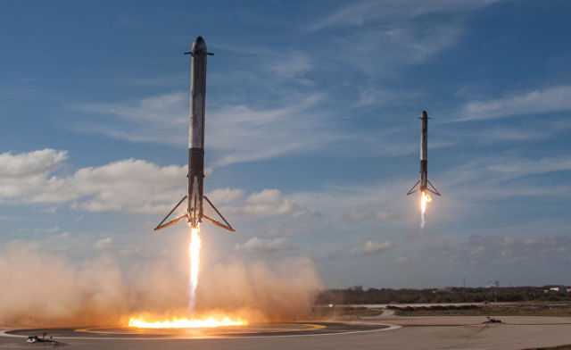 Ракеты-носители Falcon возвращаются для посадки в космическом центре Кеннеди