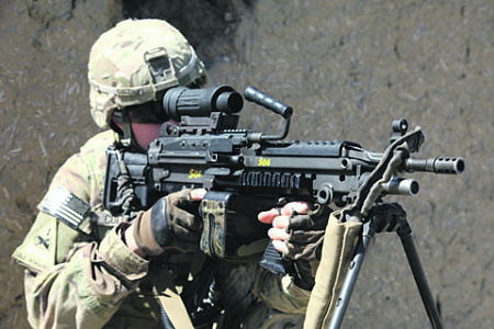 Ранее Пентагон при выборе пулемета для пехотного отделения предпочел бельгийский образец. Фото с сайта www.defense.gov