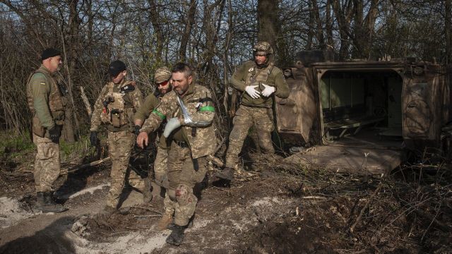 Раненые украинские военнослужащие под Артемовском