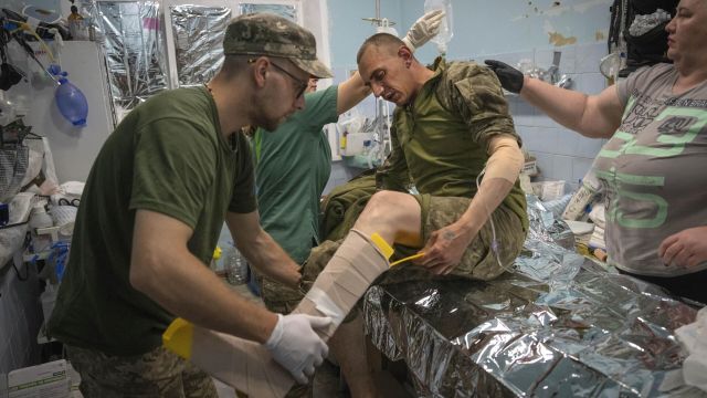 Раненый украинский солдат в медпункте под Артемовском