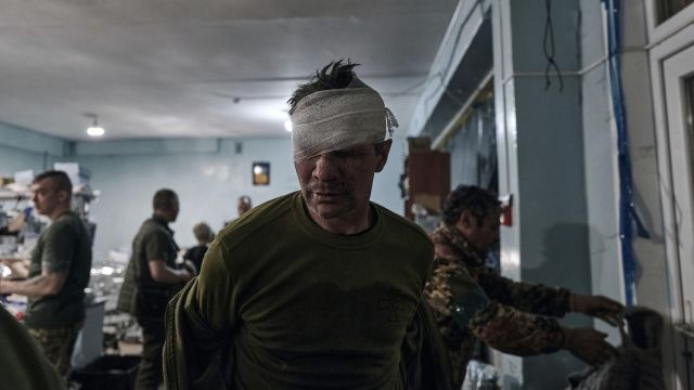 Раненый украинский солдат в пункте медицинской помощи под Артемовском