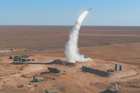 Расчет комплекса С-400 «Триумф» выполняет пуск зенитной ракеты. Фото с сайта Министерства обороны РФ
