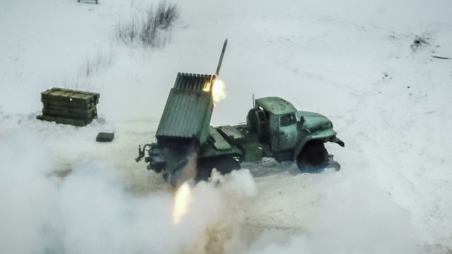 Расчет реактивной системы залпового огня "Град" выполняет стрельбу во время совместных военных учений Россия-Белоруссия