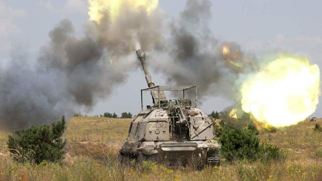Расчет самоходной артиллерийской установки «Мста-С» ведет огонь по позициям артиллерии ВСУ