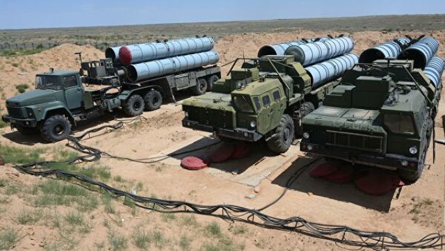 Расчеты зенитных ракетных комплексов (ЗРК) С-300 "Фаворит"