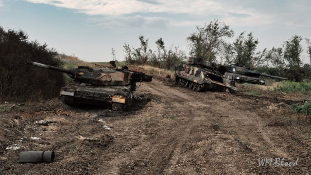 Разбитая и брошенная техника вооруженных сил Украины близ Работного на Ореховском направлении в Запорожской области, включая два переданных Германией танка Leopard 2A6 и переданную Соединенными Штатами боевую машину пехоты М2А2 ODS-SA Bradley, июнь 2023 г