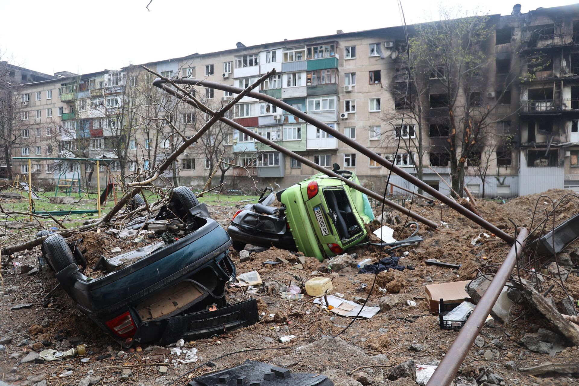 Перекрыла машина во дворе