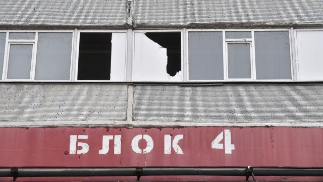 Разбитые стекла 4-го энергоблока Запорожской атомной электростанции после недавних обстрелов со стороны ВСУ