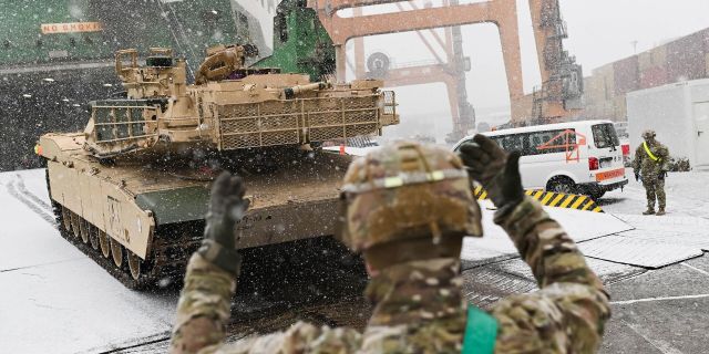 Разгрузка танка M1A2 Abrams в Гдыне, Польша. 3 декабря 2022 года