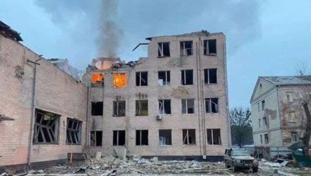 Разрушенное российским ударом здание, предположительно, 72-го центра информационно-психологических операций министерства обороны Украины в Броварах в Киеве