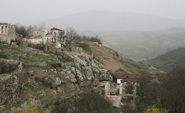 Разрушенные дома неподалеку от города Шуша