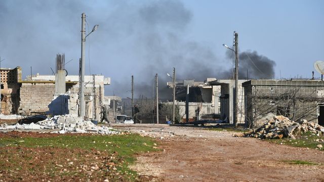 Разрушенные дома в освобожденном от боевиков населенном пункте ад-Дейр аш-Шаркий в Сирии на юго-востоке провинции Идлиб