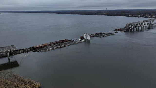 Разрушенный Антоновский мост через Днепр в Херсоне