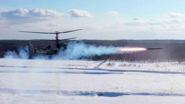 Разведывательно-ударный вертолет Ка-52 "Аллигатор" во время испытания управляемых ракет "Вихрь"