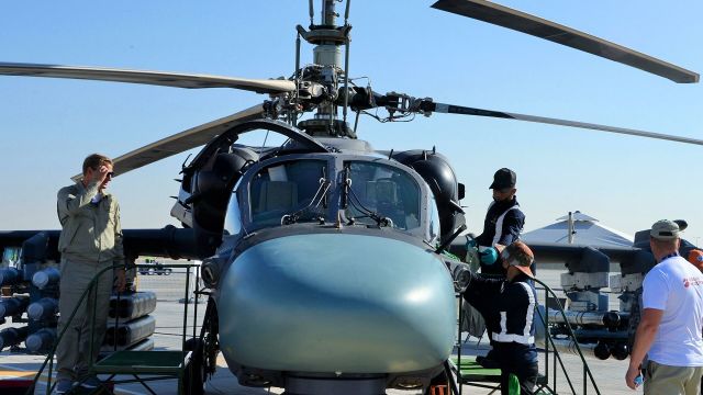 Разведывательно-ударный вертолет нового поколения Ка-52 "Аллигатор", представленный на авиакосмическом салоне Dubai Airshow 2021 в Дубае