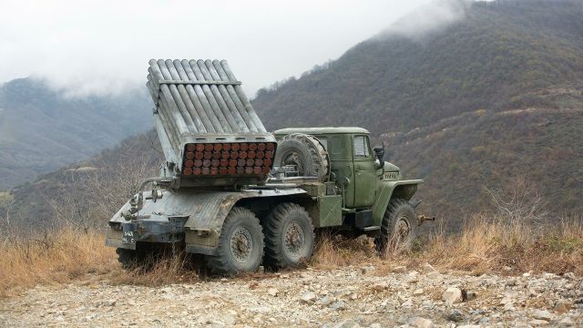 Реактивная система залпового огня БМ-21 "Град" армии обороны Арцаха в Нагорном Карабахе
