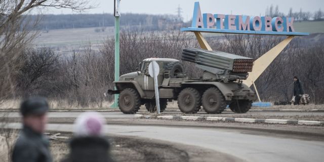 Реактивная система залпового огня БМ-21 «Град» украинской армии двигается в сторону города Артемовск