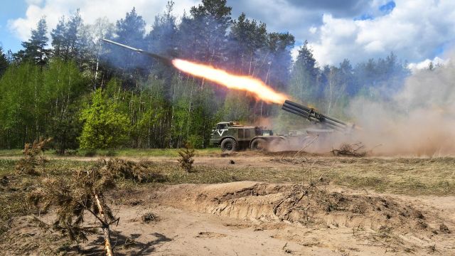 Реактивная система залпового огня "Ураган" Вооруженных сил России работает по позициям ВСУ во время специальной военной операции на Украине