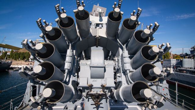 Реактивный бомбомет РБУ-6000 "Смерч-2" на фрегате "Адмирал Макаров"