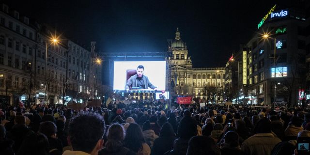 Речь президента Украины Владимира Зеленского на Вацлавской площади в Праге, Чехия