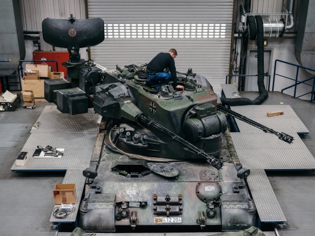 Ремонт предназначенной для поставки Украине немецкой 35-мм спаренной зенитной самоходной установки Gepard 1A2 на предприятии германской компании Krauss-Maffei Wegmann (KMW) в Мюнхене