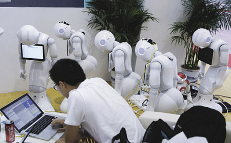 Роботов пока еще рано приравнивать в правах к человеку. Фото Reuters