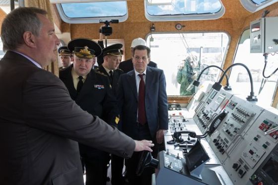 Дмитрий Рогозин во время визита в Астраханскую область