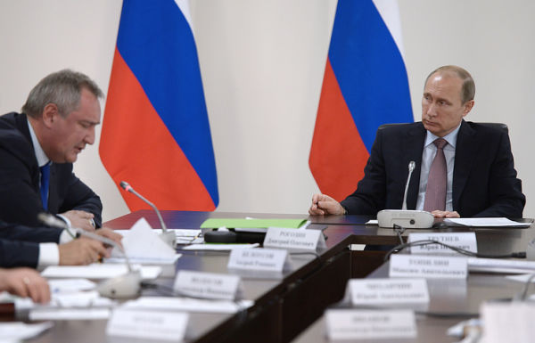 Вице-премьер РФ Дмитрий Рогозин и президент России Владимир Путин
