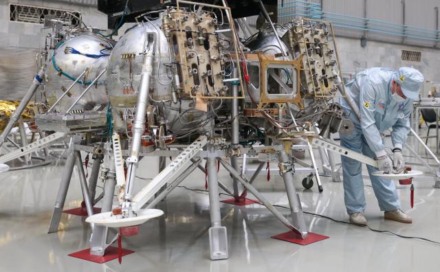 «Роскосмос» заключил контракты на ₽16,5 млрд на создание лунных миссий