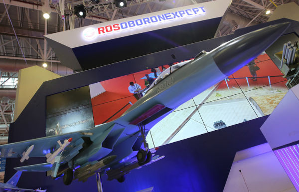 Макет многоцелевого сверхманевренного истребителя Су-35 на стенде российской компании "Рособоронэкспорт"