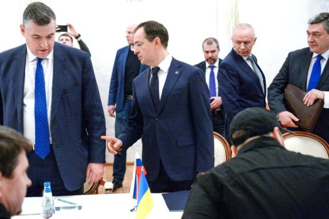 Российская делегация ждала украинских переговорщиков почти сутки.