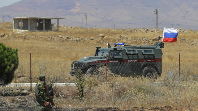 Российская военная полиция проезжает мимо города Алхурея на границе с занятыми Израилем Голанскими высотами. 14 августа 2018