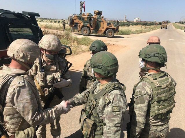 Российские и турецкие военные патрулируют сирийскую трассу Алеппо — Латакия