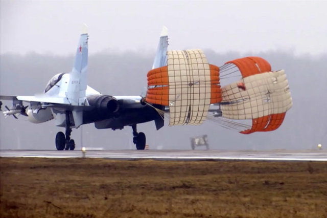 Российские истребители, в том числе новейший Су-35, применяются в ходе военной спецоперации на Украине не только для воздушных боев, но и для ракетных ударов высокоточным оружием по военным объектам.