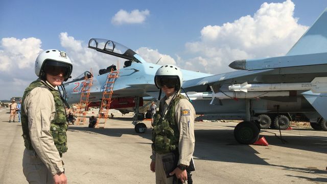 Российские летчики готовятся к полету на истребителе СУ-30СМ на авиабазе "Хмеймим" в Сирии