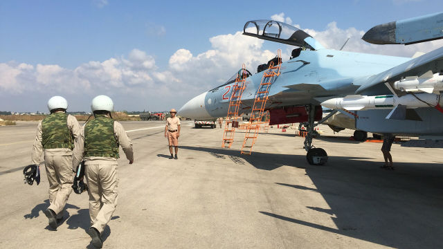 Российские летчики готовятся к посадке в истребитель Су-30 перед вылетом с аэродрома "Хмеймим" в Сирии