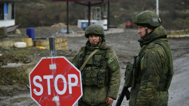 Российские миротворцы обеспечивают контроль за безопасностью передвижения автотранспорта на дороге Степанакерт - Шуша