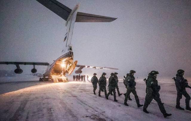 Российские миротворцы у самолета Ил-76 во время прибытия из Казахстана на военный аэродром Иваново-Северный, 13 января 2022 года