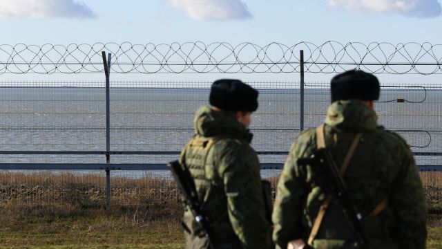 Российские пограничники у заграждения на границе с Украиной в Крыму