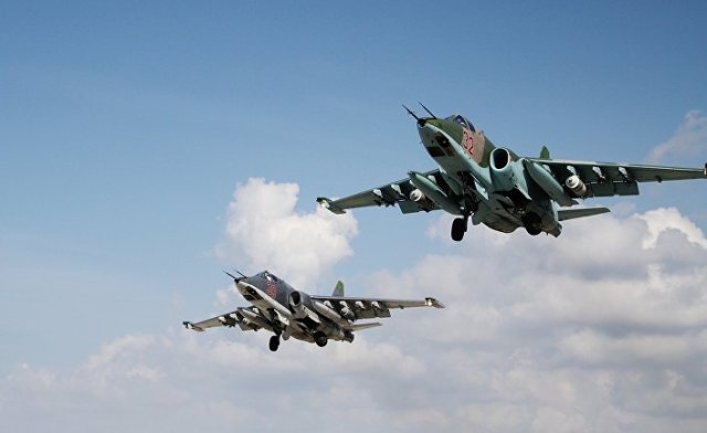 Российские штурмовики Су-25 взлетают с авиабазы "Хмеймим" в Сирии