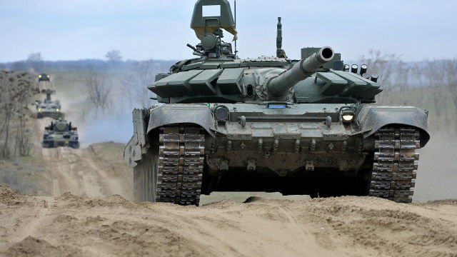 Российские танки во время учений на полигоне Серноводское Ставропольского края