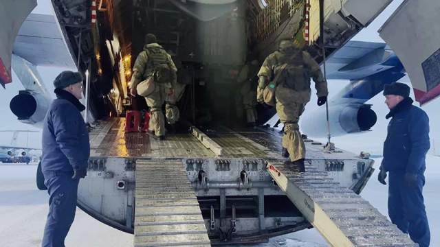 Российские военнослужащие — часть коллективных миротворческих сил ОДКБ — грузятся в самолет Ил-76 на аэродроме Чкаловский